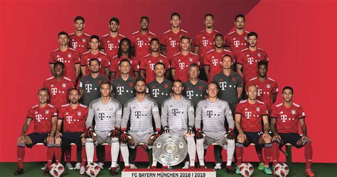 The fan shop is a must go to for fans of the club. Mannschaft Kader Training FC Bayern München - Das ...