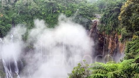 Air Terjun Tumpak Sewu Tampak Keruh Saat Erupsi Gunung Semeru Foto