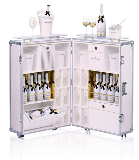 Moët & chandon ice impérial champagne met de bijbehorende acryl witte champagneglazen prix bouteille de champagne moet et chandon ice imperial, achat vente livraison pas cher nectar imperial. Moët Ice Impérial | My LifeStyle Blog