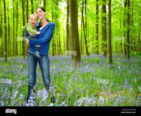 Mutter Und Sohn Im Wald Stockfotografie Alamy