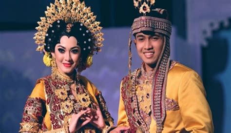 6 suku di indonesia dengan mahar pernikahan paling mahalподробнее. 4 Fakta Fenomena Mahar Mobil di Pati yang Sempat Viral di ...