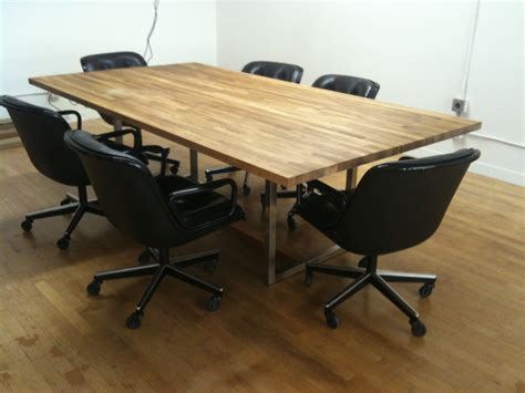C'est autour d'une table de conférence que les décisions sont prises, que les stratégies sont élaborées, etc. A $441 oak+steel conference table | Fixed Future