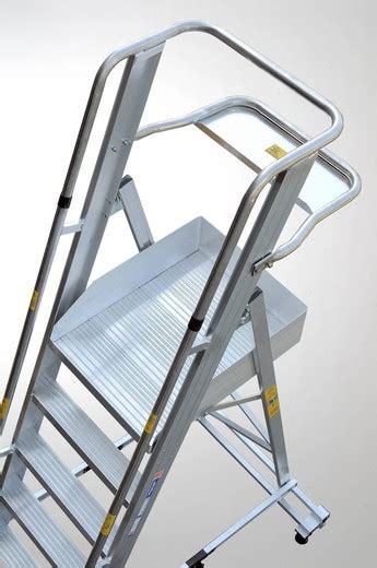 Escalera De Aluminio Con Plataforma Eterna — Ferretería Luma