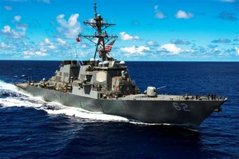 برخورد ناو جنگی آمریکا با یک کشتی باربری در ساحل ژاپن