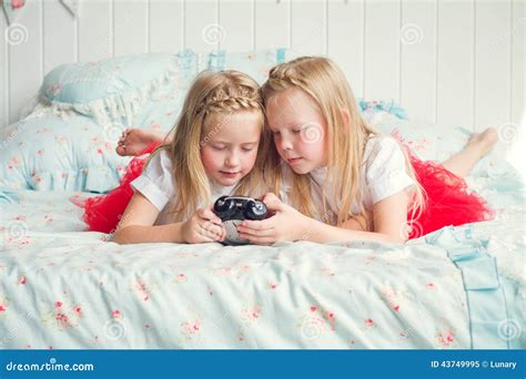 Twee Leuke Meisjes Die Op Het Bed Liggen Stock Afbeelding Image Of Persoon Verhaal 43749995