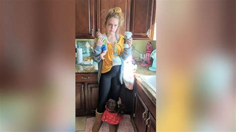 Teen With 8 Siblings Wins Internet Dressed As A Tired Mom For