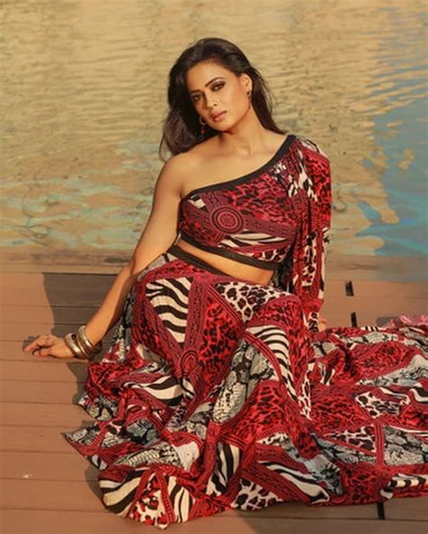Shweta Tiwari Flaunts Washboard Abs In Floral Pantsuit Take A Look At