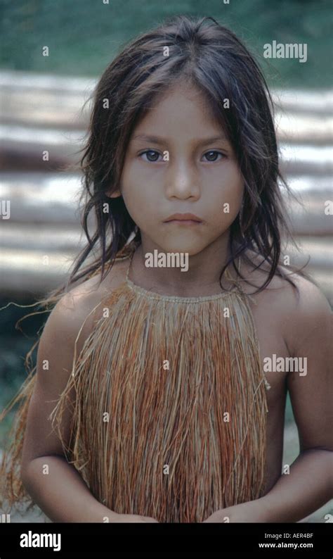 Retrato De Una Niña De La Tribu Yagua En La Región Amazónica Del Perú