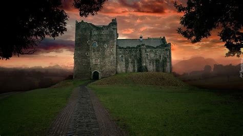 Strona poświęcona szkockim obiektom obronnym. Zamek - twierdza Doune Castle w Szkocji o zachodzie słońca