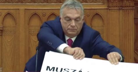 Balhé a parlamentben: Orbán megpróbálta kitépni Hadházy kezéből a ...
