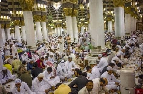 Koleksi foto masjid nabawi dari waktu kewaktu. FOTO BUKA PUASA RAMADHAN DI MASJID NABAWI MADINAH 2018 ...