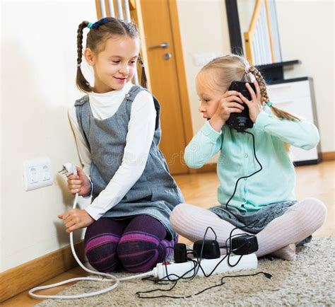 Deux Filles Jouant Avec L électricité Image stock Image du négligent chargeur