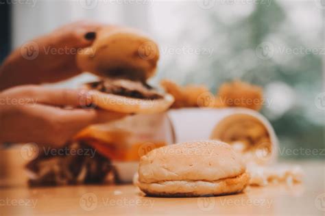 Gente Comiendo Hamburguesa Im Genes Fotos Y Fondos De Pantalla Para