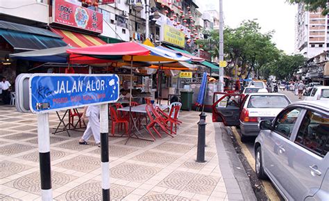 Jalan alor is a unique food destination in the heart of kuala lumpur. Jalan Alor, eetstraat in Kuala Lumpur