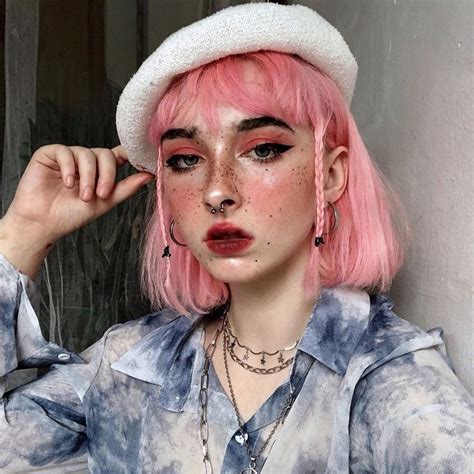 Pin By 𝓓𝓲𝓢𝓵𝓪𝓭𝔂🥀 On Girls Power Grunge Makeup Looks Aesthetic Hair