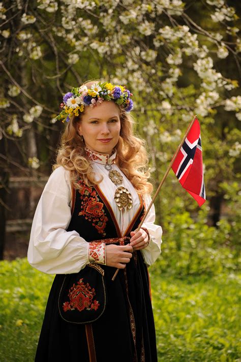 Denne tavlen følges av 161 personer på pinteret. Om å feire 17. mai utenfor Norge | Bunad Magasinet