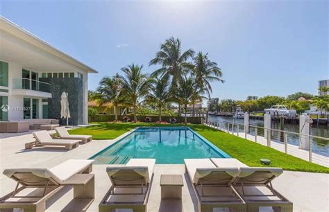 Superbly Equipped Contemporary Waterfront Home In Florida For 55m