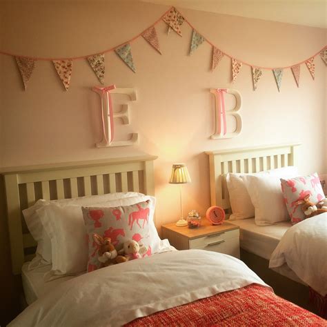 Beautiful coastal beach bedroom design & decor ideas that captures the serene environment of the beach in a different way. Beautiful twin girl's bedroom. Beautiful bunting ...