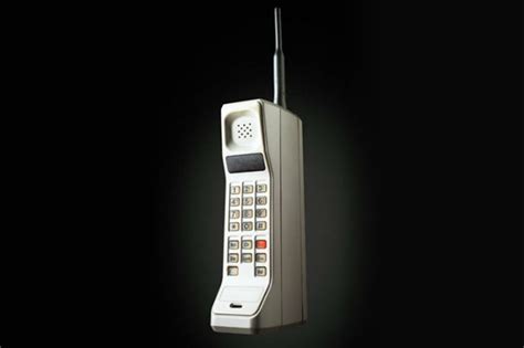 Le Premier Téléphone Portable De Lhistoire Le Motorola Dyna Tac 8000x
