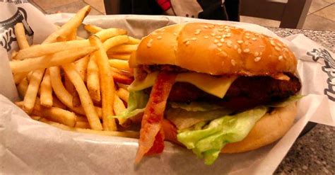 Crisscut fries acompañadas de salsa chili, guacamole y un mix de queso rallado. How Carl's Jr. & Hardee's Became One Giant Burger Chain ...