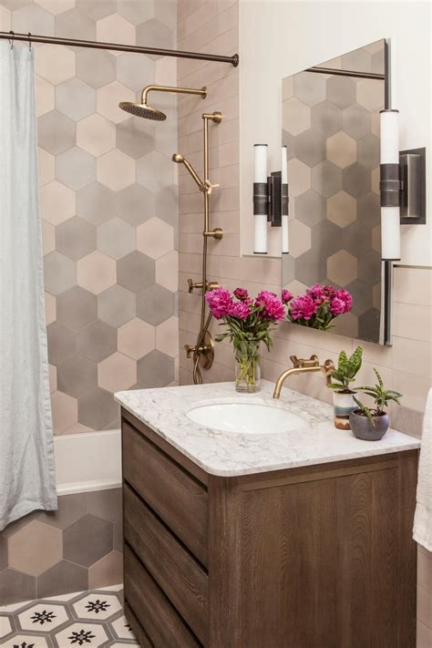 Gray small bathroom decorating photo. Small Bathroom With Gray Tub Backsplash | HGTV
