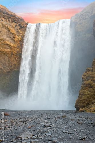 Waterfall Skogafoss In Iceland At Sunset Stockfotos Und Lizenzfreie