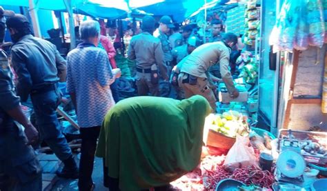 Bahu jalan adalah bagian tepi jalan yang dipergunakan sebagai tempat untuk kendaraan yang mengalami kerusakan berhenti atau digunakan oleh kendaraan darurat seperti ambulans, pemadam kebakaran, polisi yang sedang menuju tempat yang memerlukan bantuan kedaruratan dikala jalan. Pedagang di Sudut Pasar Lama Mamuju Jualan di Bahu Jalan ...
