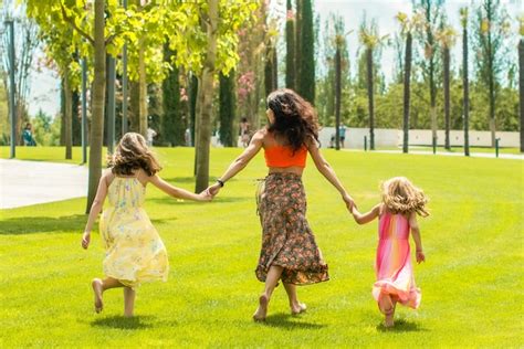 Madre E Hija Juntas Caminando Descalzo En El Parque Foto Premium