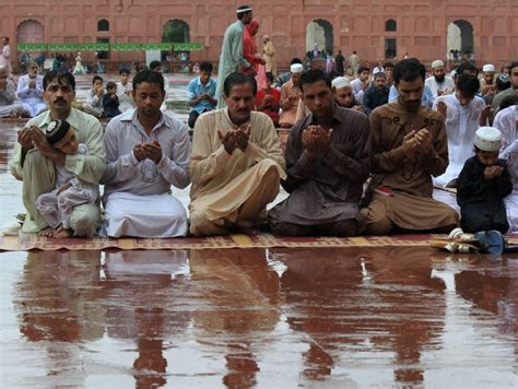 muslims mark eid al fitr around the world