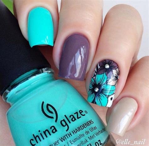Lo primero es aplicar una base para fortalecer y proteger las uñas. Uñas de flores (con imágenes) | Manicura de uñas, Uñas ...