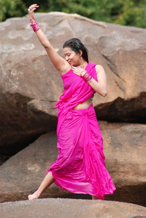 Sexy Kerala Aunty Tungasri Bathing In Sexy Pink Saree Sleevless Blouse