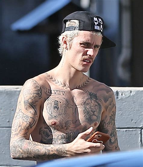 Justin Bieber Goes Shirtless Serves A Sandwich In Sexy New Pics Hollywood Life Vlr Eng Br