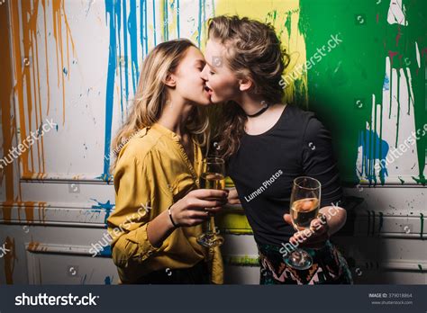 875 imágenes de lesbian nightclub imágenes fotos y vectores de stock shutterstock