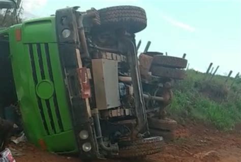 JARU Caminhão tanque carregado de leite tomba na Linha 621 A