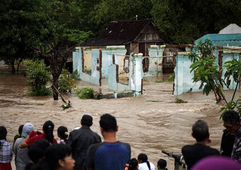 35 Dead In Indonesian Floods Landslides Local Singapore News