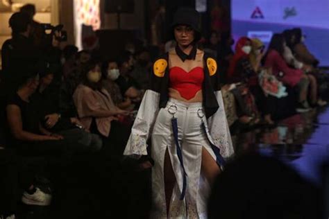 Potret Puluhan Model Pamerkan Busana Di Solo Fashion Week