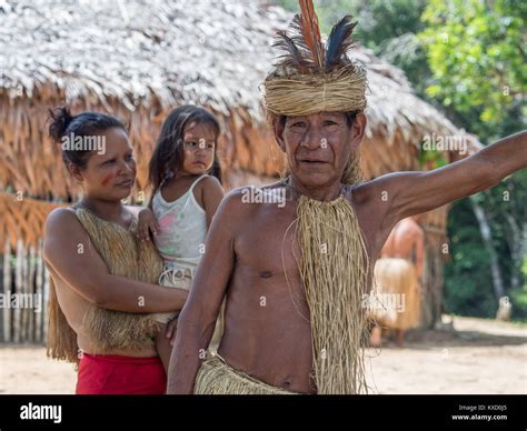 Familia Indígena Yagua Fotografías E Imágenes De Alta Resolución Alamy