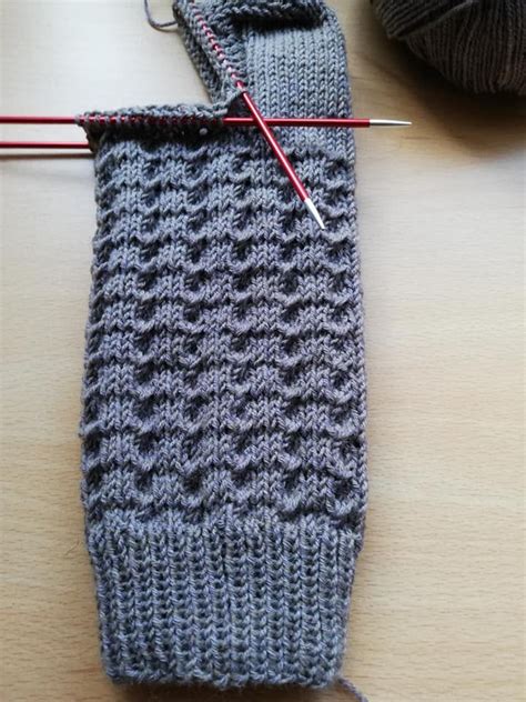 Viele kreative ideen und kostenlose anleitungen zum thema mütze stricken findest du auf handmade du willst dir deine mütze selber stricken? SilentWaterSocks | Socken stricken muster, Socken stricken ...