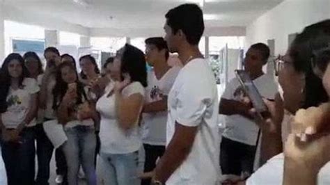 Teacher Shows Students How To Put A Condom On With Her Mouth Vidéo