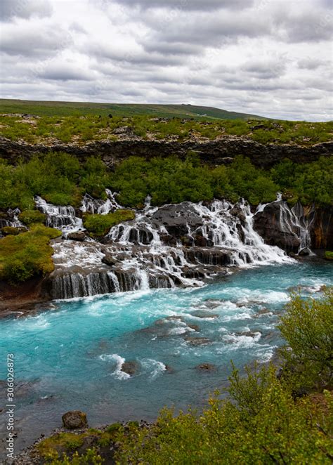 Hraunfossar Wasserfall Island Naturschauspiel Vulkanspalte