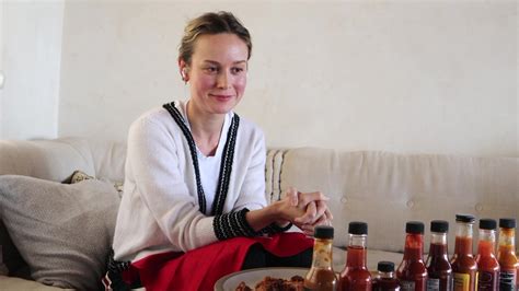 Hot Ones Staffel Folge Brie Larson Takes On A New Form While Eating Spicy Wings