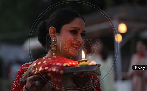 Image Of Married Women Perform Rituals During Karwa Chauth Festival In Jammu 4 November 2020