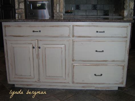 Chalk painted kitchen cabinets were all the rage several years ago. LYNDA BERGMAN DECORATIVE ARTISAN: WHITE KITCHEN CABINETS ...