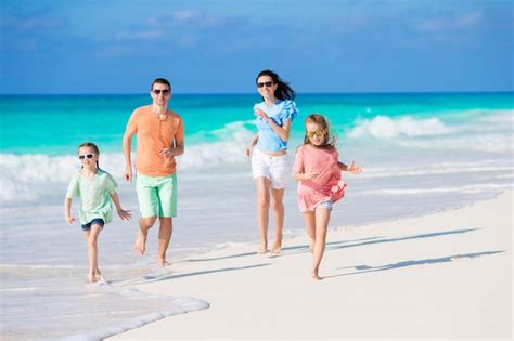 Familia Joven En Vacaciones En La Playa Foto Premium