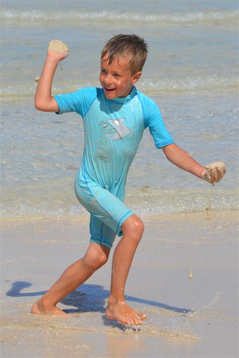 รูปภาพ ชายหาด ทะเล ทราย คน เล่น เด็กผู้ชาย วันหยุด ขา สีน้ำ