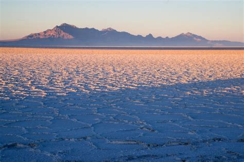 Premium Photo Bonneville Salt Flats Graham Peak Sunset Mountain Range