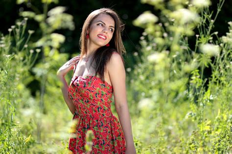 무료 이미지 자연 잔디 사람 소녀 여자 사진술 목초지 꽃 여름 초상화 모델 봄 녹색 가을 유행 레이디 신부 미소 긴 머리 드레스 초목