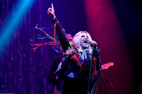 Kesha announces new single 'Praying, thanks fans in emotional video #Celebrity #announces # 