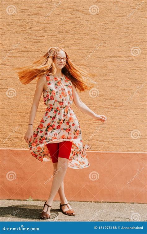 retrato de la muchacha adorable del nio del preadolescente foto de archivo imagen de danza