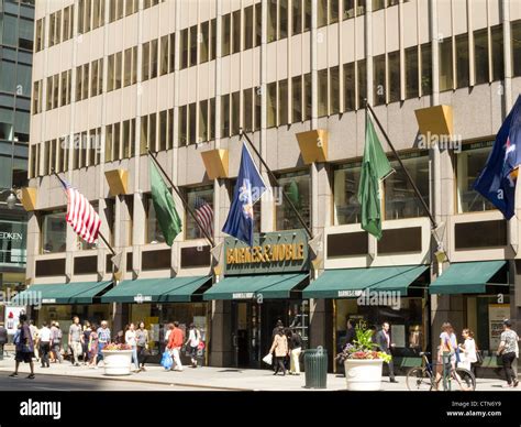 Barnes And Noble Bookstore 5th Avenue Store Nyc Stock Photo Alamy